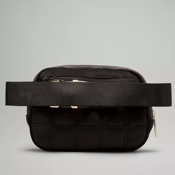 🎁🖤Brand New Never Used Black Velour Lululemon Belt Bag!! Sold Out In Stores! - Picture 3 of 9